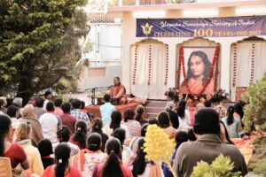 Swami Vasudevananda then leads the bhajans.