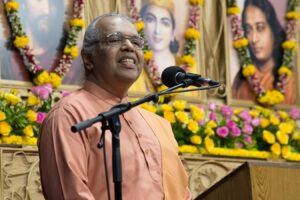 স্বামী শ্রদ্ধানন্দ “শুধুমাত্র প্রেমই আমার স্থান নিতে পারে” বিষয়ে বক্তব্য রাখেন।