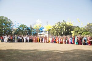 উচ্ছ্বসিত ভক্তরা প্রায় এক হাজার বেলুন উড়িয়ে দেন।
