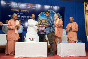 বিভিন্ন পেশাগত কোর্সের ছাত্রদের ছয়টি বৃত্তি প্রদান করা হয়।