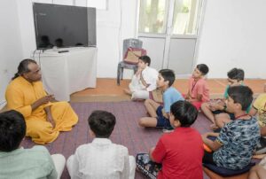 Brahmachari Sheelananda spends time meeting the boys and answering their questions.