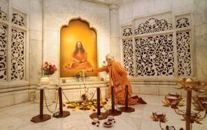 Swamiji lights a candle infront of Gurudeva during Diwali celebrations.