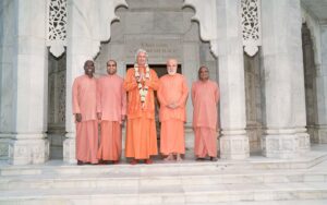 Swami Chidanandaji (centre) with Swami Vishwananda (second from right), Swami Kamalanandaji (second from left), SRF monks who accompanied him from U.S.  Also are Swami Madhvananda (right) and Swami Pavitrananda (left) at the Smriti Mandir.