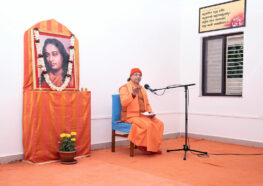 ಸ್ವಾಮಿ ಈಶ್ವರಾನಂದರು ಸಭೆಯನ್ನು ಉದ್ದೇಶಿಸಿ ಮಾತನಾಡುತ್ತಿದ್ದಾರೆ.