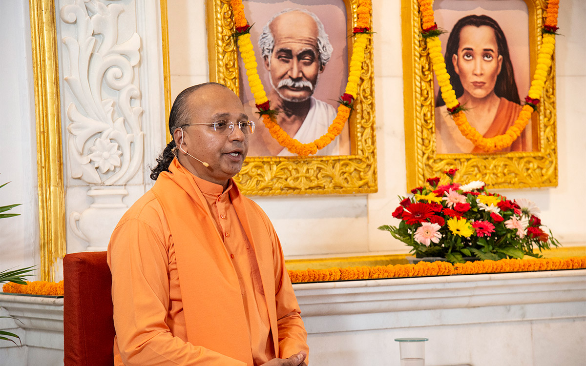 followed by an inspirational satsanga and guided meditation by Swami Ishwarananda.