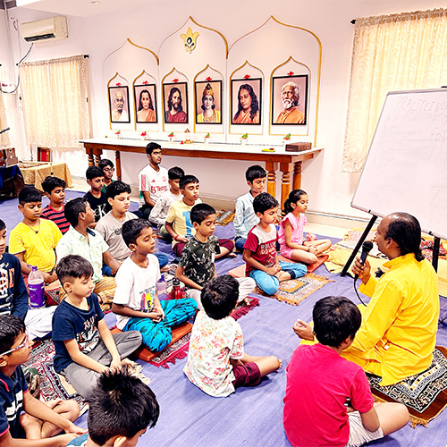 Yogoda-Satsanga-Sakha-Ashram-Chennai-Dhyana-Mandir-Brahmachari-Niranjanananda-with-boys-during-boys-camp