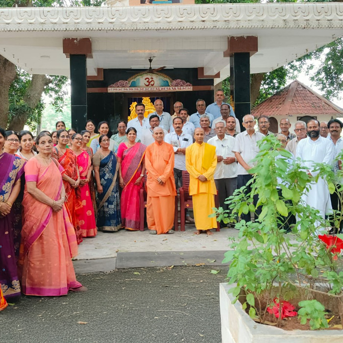 YSS Rajahmundry Retreat – Group Photo of Devotees with YSS Sannyasis