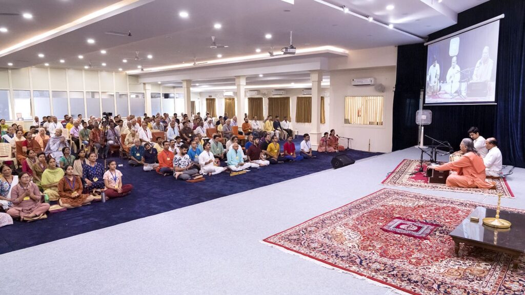 Devotional Chanting led by YSS Sannyasis – YSS Noida Ashram