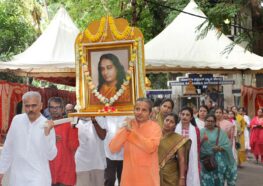 Swami Shreyananda joins the Bengaluru devotees in prabhat feri…