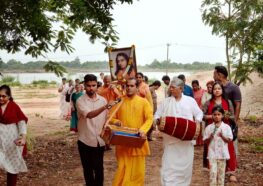 Brahmachari Virajananda leads devotees in chanting.