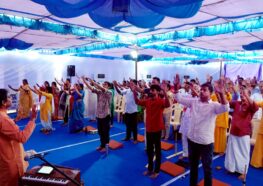 Swami Kedarananda performs the YSS healing technique at the close of a special meditation in Chennai.