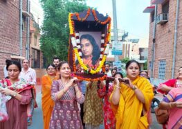 Jodhpur, Rajasthan, carry a picture of Guruji across the city streets.