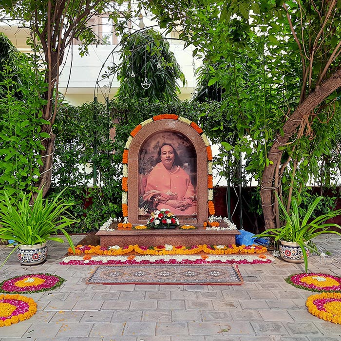 YSS Noida Ashram – Garden Vedi