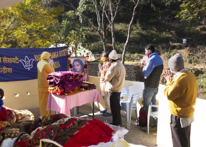 Dwarahat Support Seva Activity 2021 Devotees pray before blanket distribution in Dwarahat.