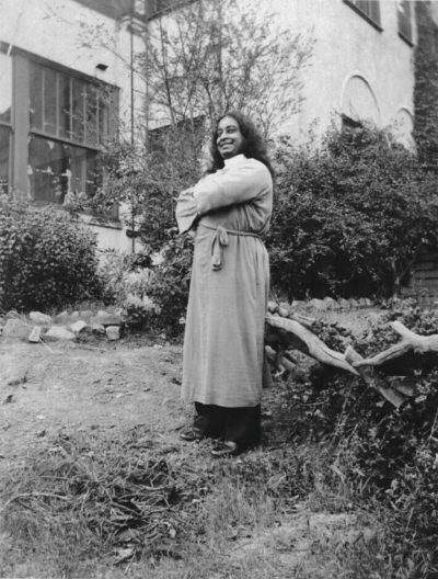 Paramahansa-YOgananda-in-front-of-the-newly-acquired-building-in-1925