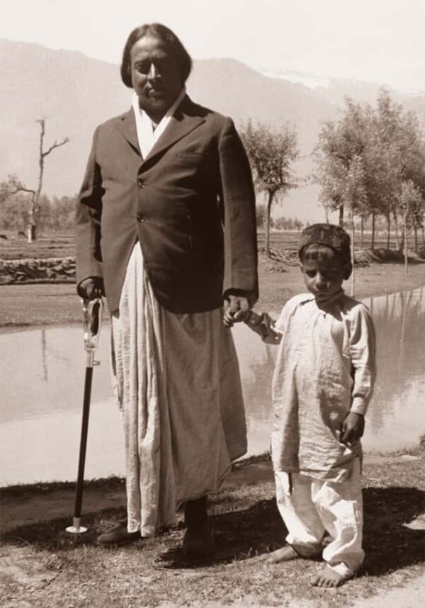 paramahansa-yogananda-and-little-boy-in-india-1936-photo-regular-yss-front.jpg