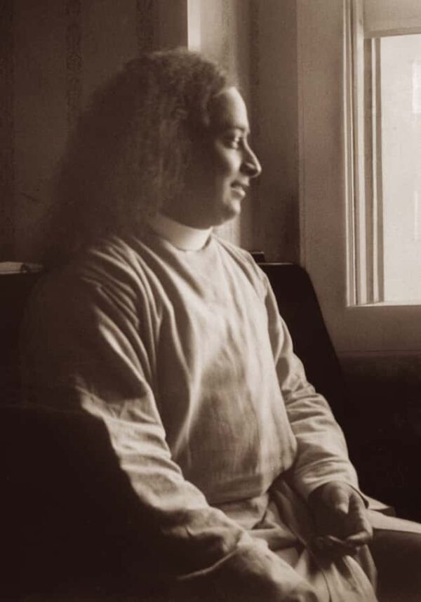 paramahansa-yogananda-in-1921-photo-regular-yss-front.jpg